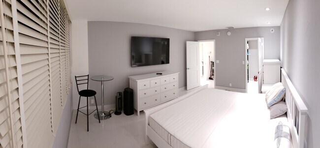 Building Photo - 2030 S Ocean Dr