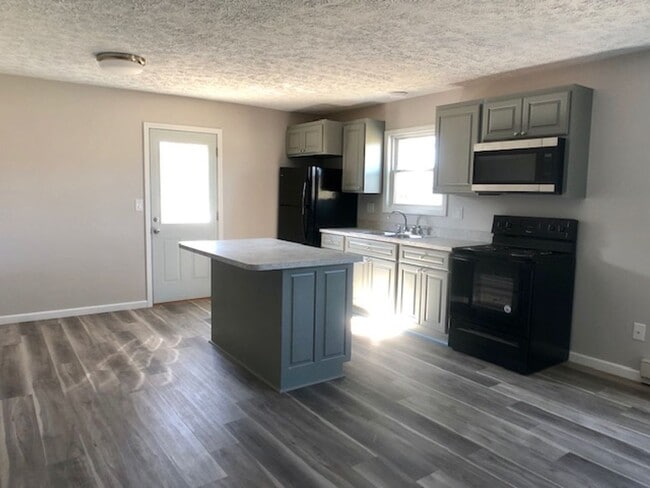 Building Photo - NICE 2 Bedroom, Move-In Ready!