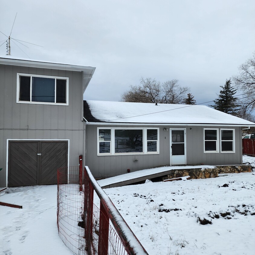 Front Door/Garage - 4988 Weyerhaeuser Rd