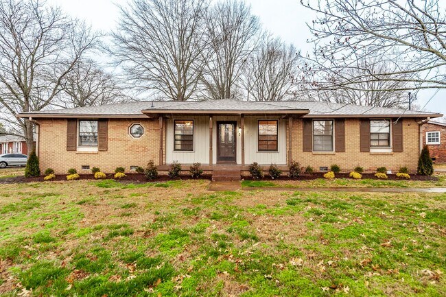 Building Photo - Recently Renovated Three Bedroom Home in Hendersonville