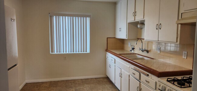 Foto del edificio - 2 bedroom, 1 bath, upper level unit