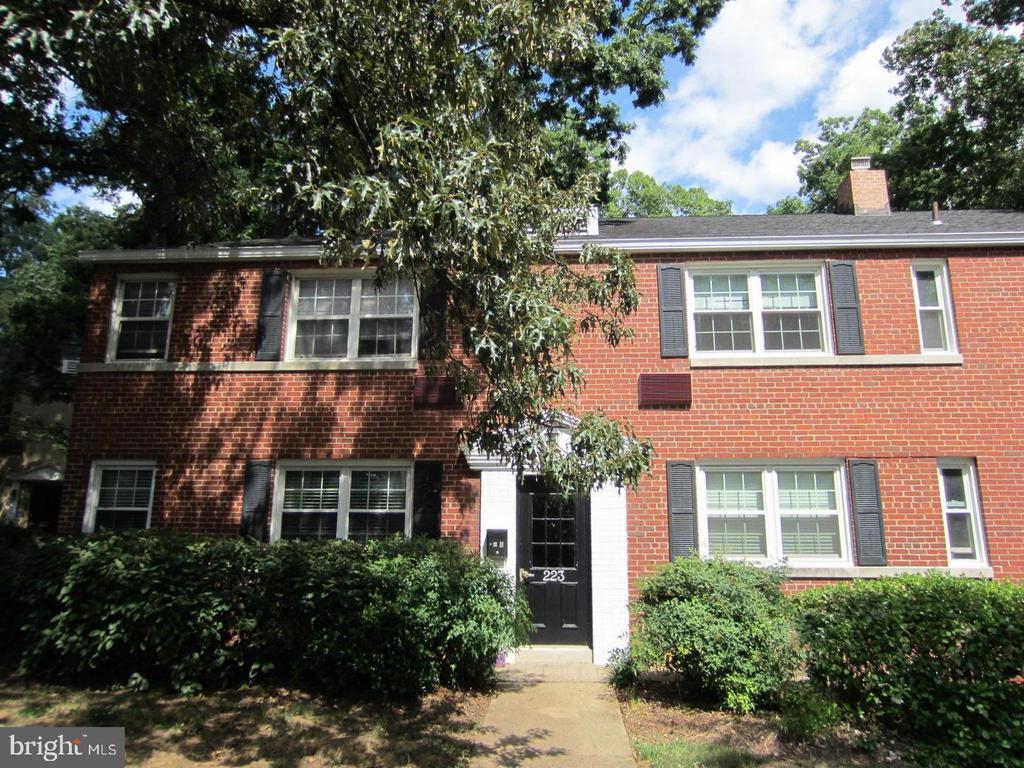 Foto principal - 223 N George Mason Dr
