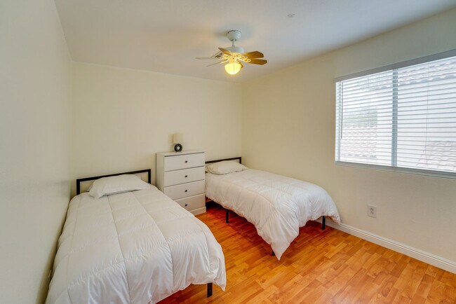 Foto del edificio - 8524 Gracious Pine Ave
