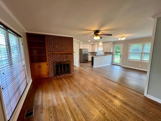 Building Photo - 3BR 1.5BA, All Brick Ranch Home *Fenced Backyard*