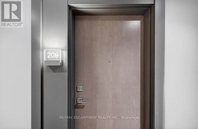 Building Photo - 479 Charlton Ave E