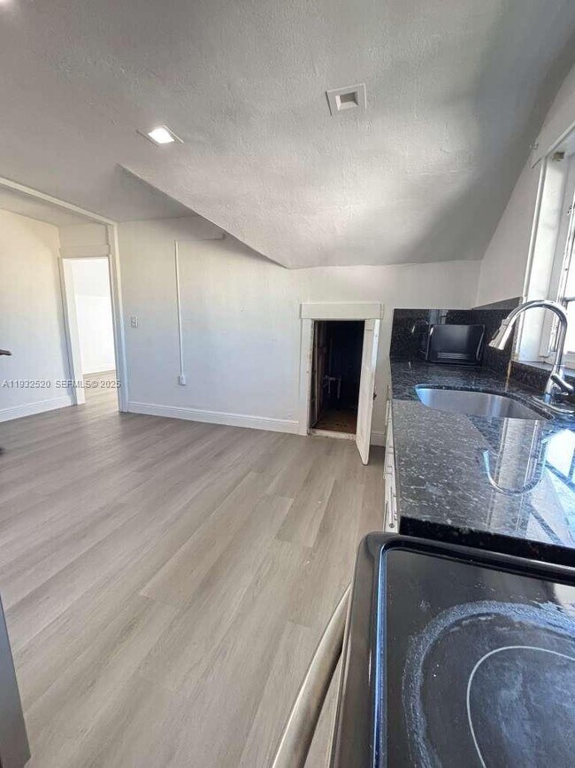 Foto del edificio - 1968 NW 24th Ave