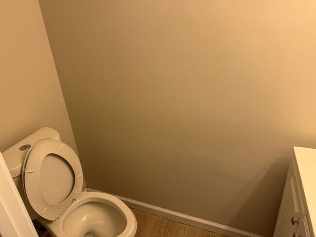 Building Photo - Townhouse style apartment- REMODELED!!