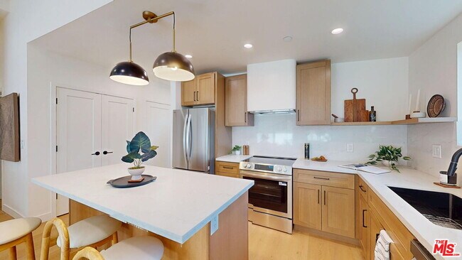 Foto del edificio - 6441 Satsuma Ave