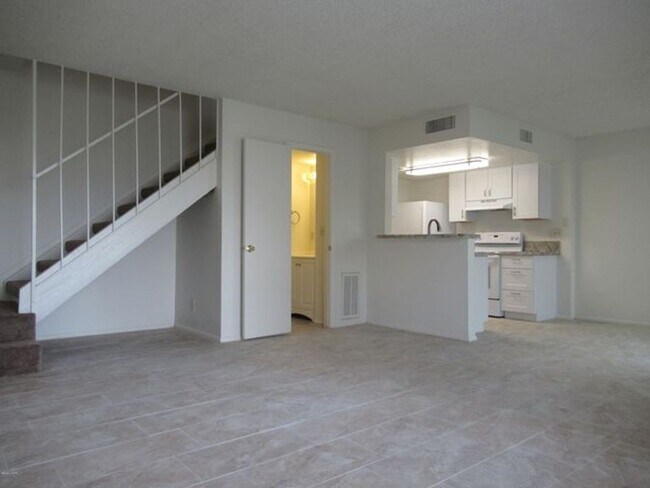 Building Photo - 2 Bedroom - 2 Bath in the Los Lagos Community