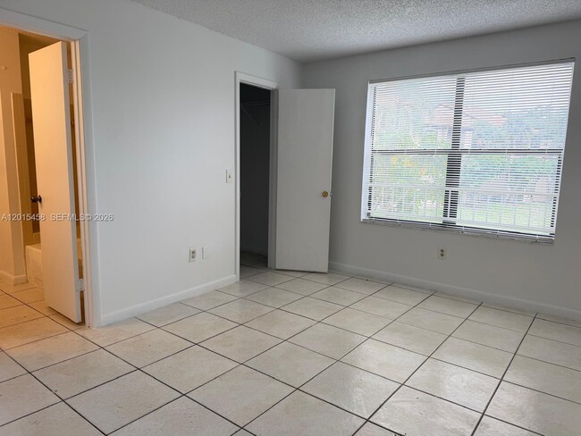 Foto del edificio - 4381 W McNab Rd