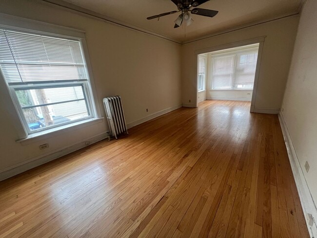 Building Photo - 3348-1 W Sunnyside 2bed/1bath