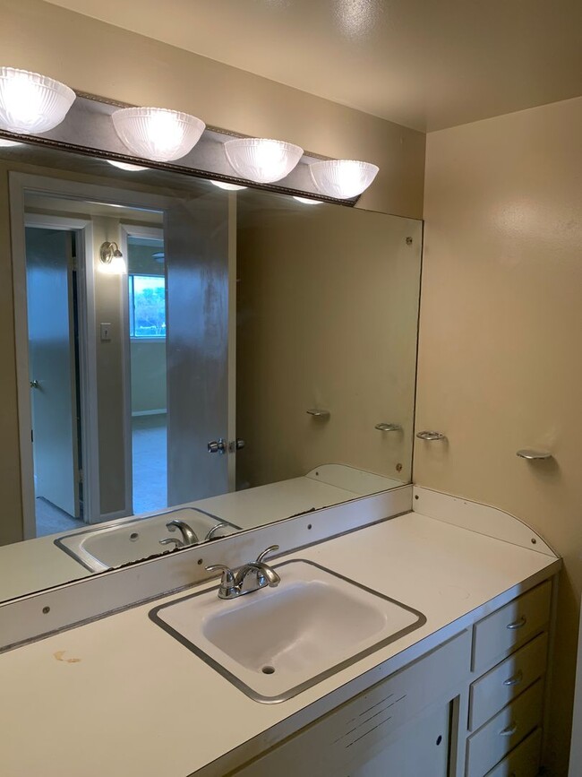 Building Photo - COZY DUPLEX, NEAR SHOPPING & 281!