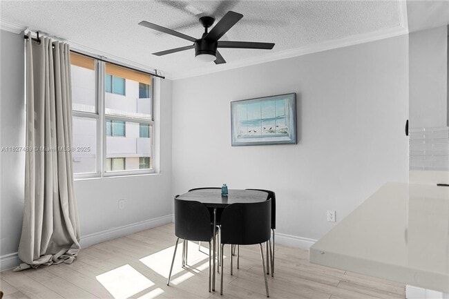 Foto del edificio - 9440 W Bay Harbor Dr