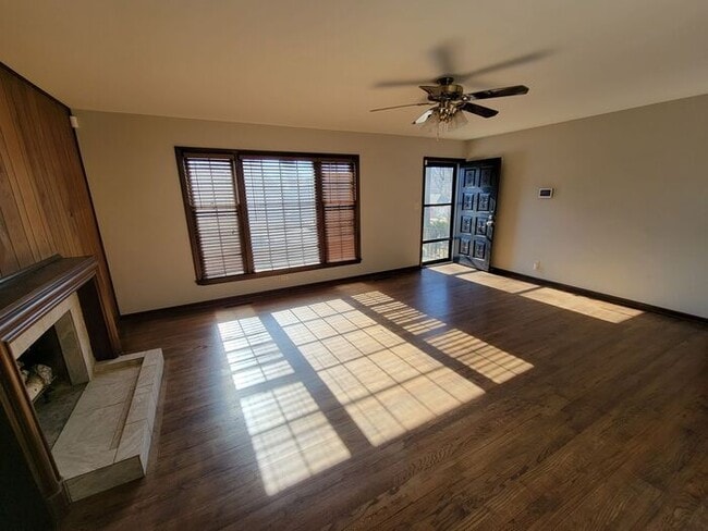 Building Photo - Large Northland Ranch