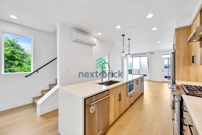 Building Photo - 2 bed and 2.5 bath Modern Townhome Downtow...
