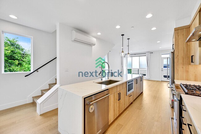 Foto del edificio - 2 bed and 2.5 bath Modern Townhome Downtow...