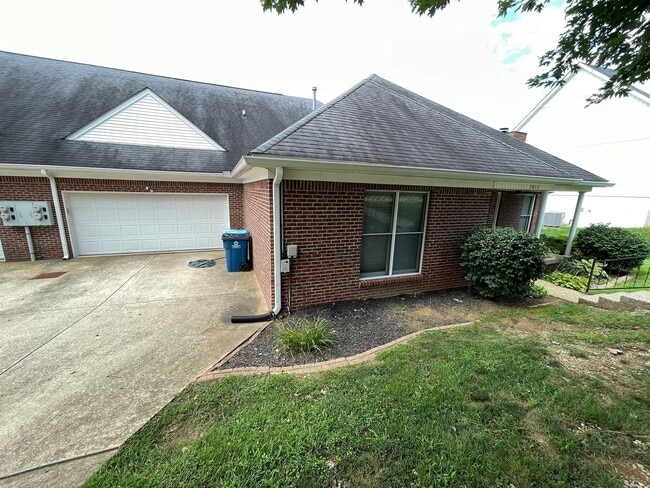 Building Photo - Pet Friendly Condo For Rent In Shelbyville