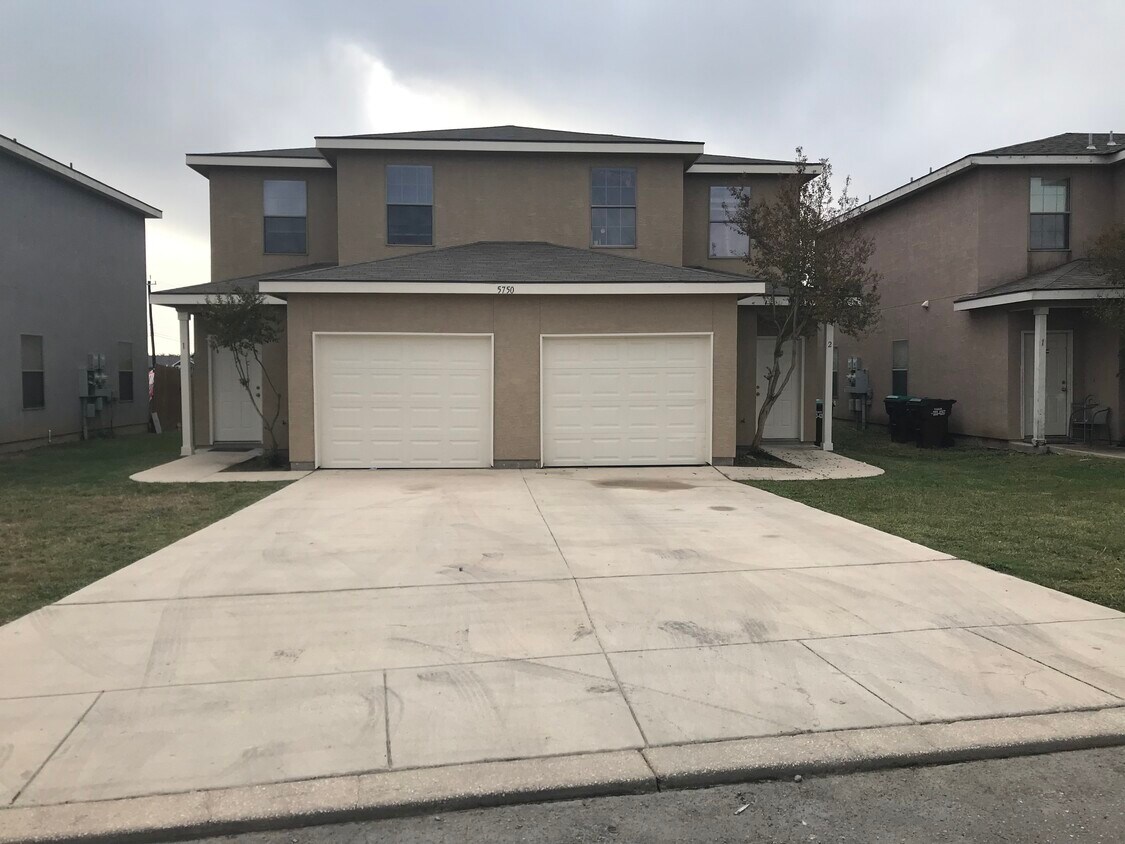 Garage Front - 5750 Golf Hts