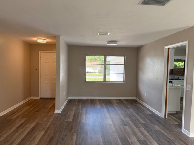 Foto del edificio - 1500 Ave E NE