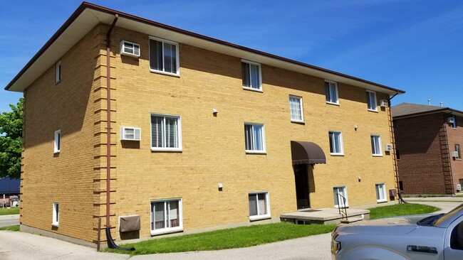 Building Photo - 227 Highview Dr