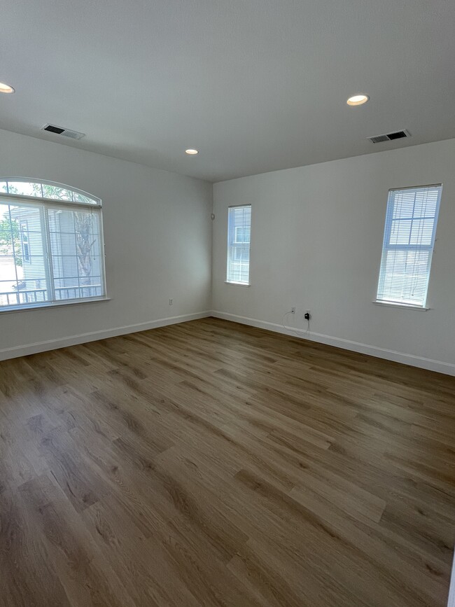 Family room - 1306 W Lagoon Rd