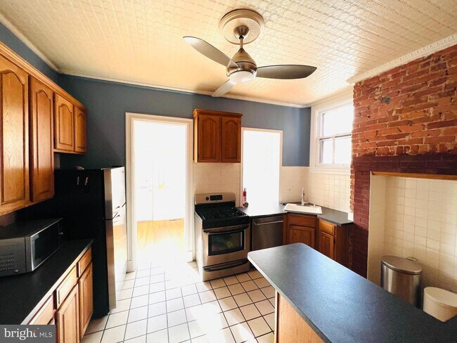 Building Photo - 1858 Mintwood Pl NW