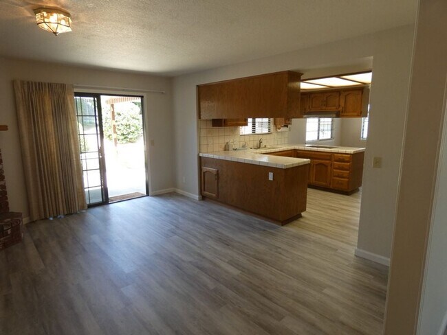 Building Photo - Charming Home in Sunrise Hills