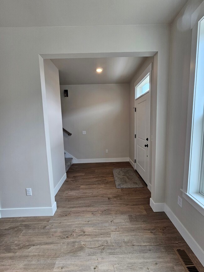 Área de entrada abierta - 6125 Northstead Ave