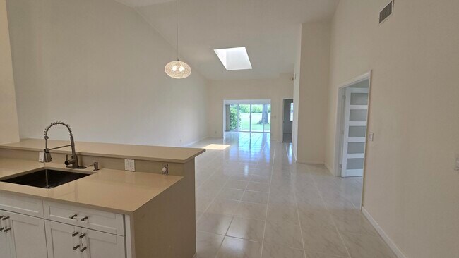 Foto del edificio - 5622 Royal Lake Cir
