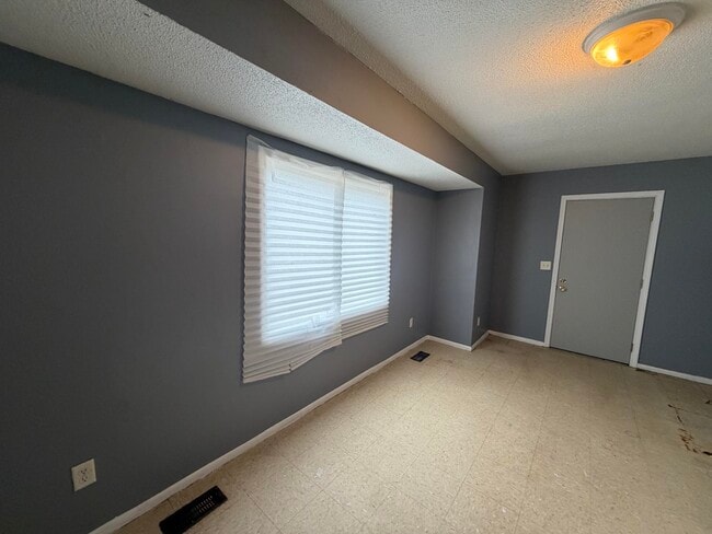 Building Photo - 1003 Shasta-