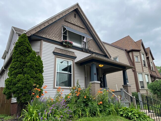Foto del edificio - 2762 N Oakland Ave