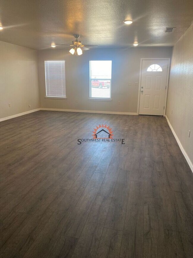 Building Photo - Modern duplex 2 bedrooms 2 baths
