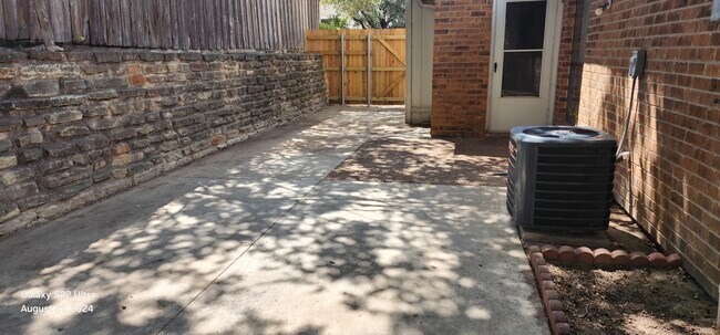 Foto del edificio - 9707 Summerwood Cir