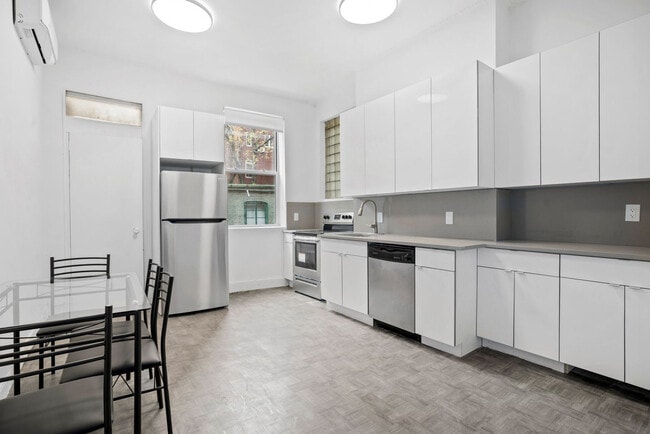 Building Photo - 257 W 19th St