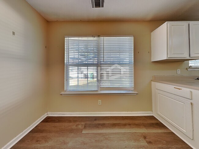 Foto del edificio - 263 Silver Brook Cir