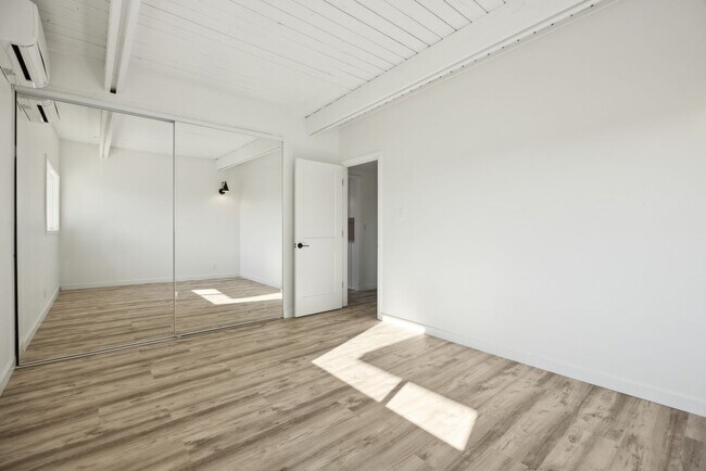 Building Photo - Creston Dr. Duplex