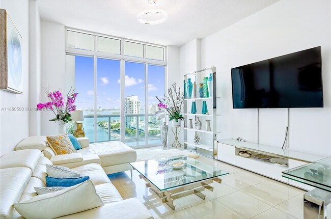 Foto del edificio - 7900 Harbor Island Dr