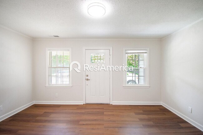 Foto del edificio - Newly Renovated 4 Bedroom home in Grahamwood!