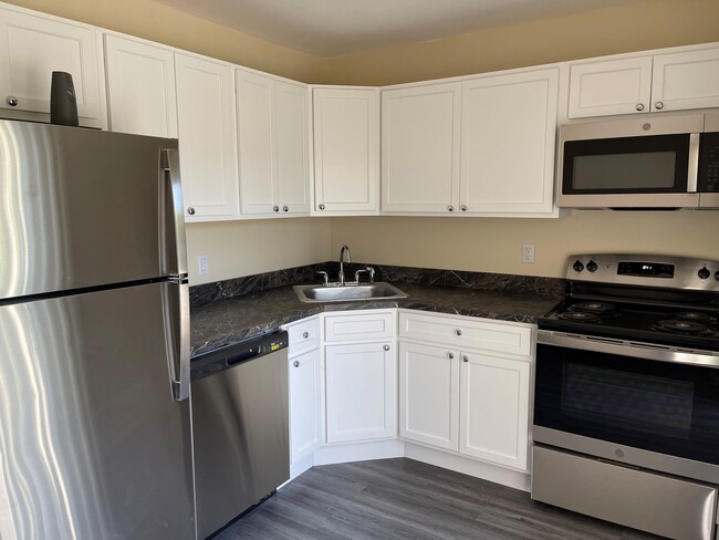 Newly renovated kitchen - The Niche at Calvert Gardens