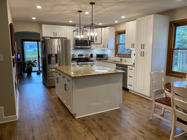 Brand New Kitchen with Granite - 637 W Briarknoll Ct