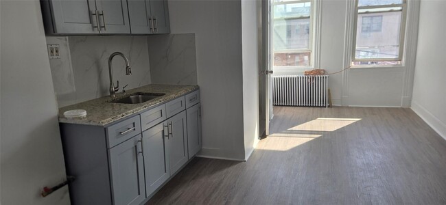 Building Photo - 60-60-60-56 56th St