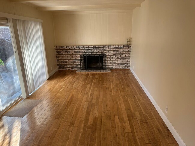 Foto del edificio - Pleasanton 4 bed/2 bath, Hardwood Floors, ...