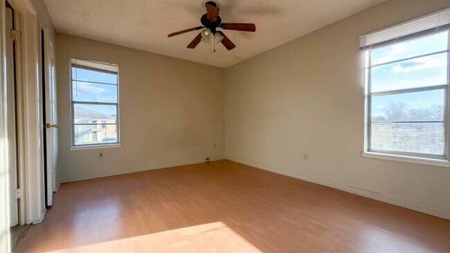 Foto del edificio - 310 Vieux Orleans Cir