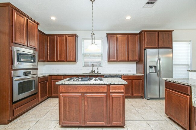 Building Photo - 5 Bedroom House in Gated Golf Course Commu...