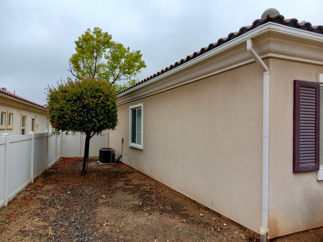 Building Photo - 1716 N Forest Oaks Dr