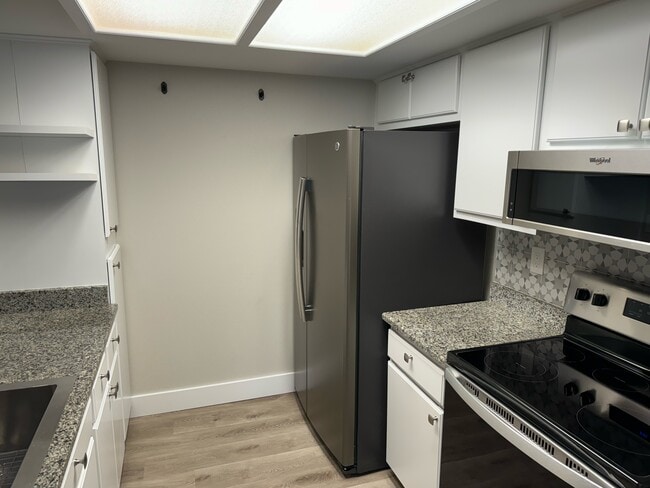 Amplio espacio de armario y despensa - 7730 W 87th Dr