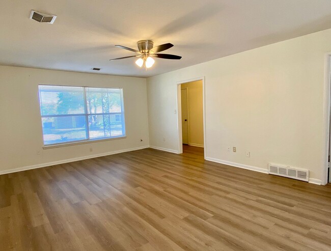 Building Photo - Spacious 3 bed 1 bath with easy access to ...