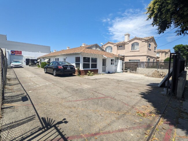 Foto del edificio - 18325 Hart St