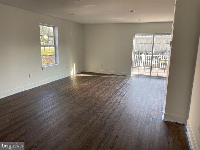 Foto del edificio - 611 Lakehurst Ave