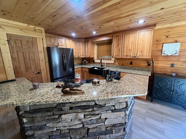 Foto del edificio - Gorgeous 3-Bedroom Log Cabin with Loft, Large Shop & Stocked Pond – Near Branford, FL